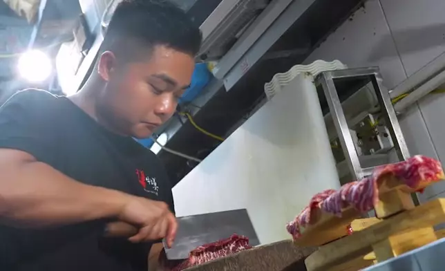 他的兒子莫偉林（Ryan）延續父業，經營火鍋店「牛皇莫」。