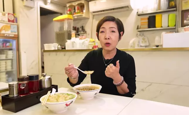 黎芷珊品嚐了懷舊的碗仔翅、生菜魚肉等地道美食。