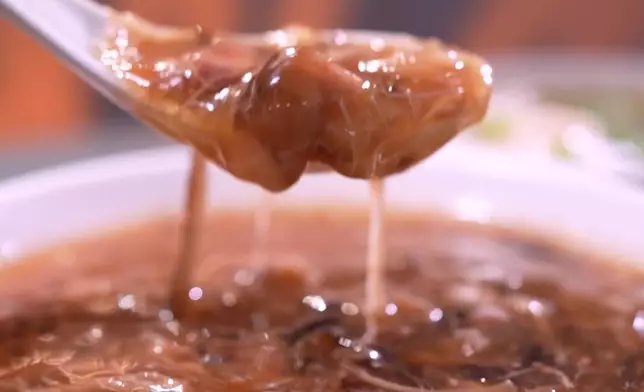 黎芷珊品嚐了懷舊的碗仔翅、生菜魚肉等地道美食。