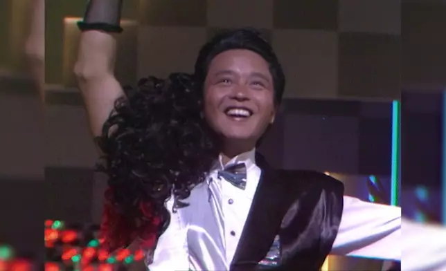 回顧張國榮在《星光熠熠勁爭輝》中上演雌雄同體「鴛鴦舞王」演出片段。