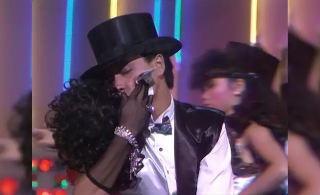 回顧張國榮在《星光熠熠勁爭輝》中上演雌雄同體「鴛鴦舞王」演出片段。