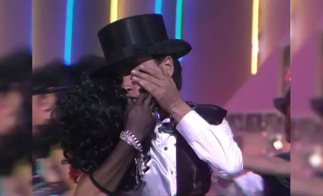 回顧張國榮在《星光熠熠勁爭輝》中上演雌雄同體「鴛鴦舞王」演出片段。