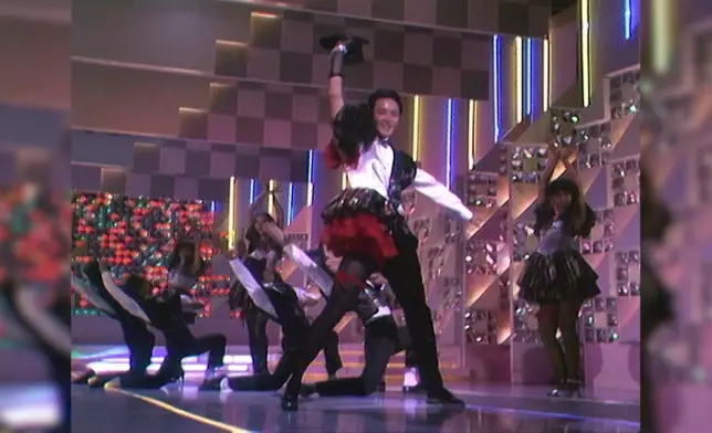 回顧張國榮在《星光熠熠勁爭輝》中上演雌雄同體「鴛鴦舞王」演出片段。