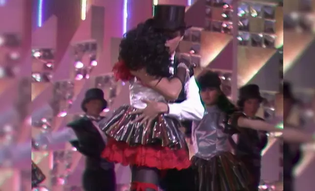 回顧張國榮在《星光熠熠勁爭輝》中上演雌雄同體「鴛鴦舞王」演出片段。