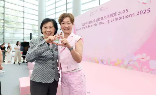 香港乳癌基金會創會人張淑儀醫生(左)與譚玉瑛合照。