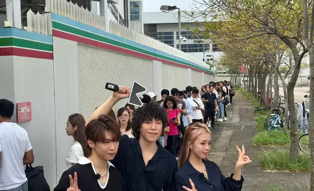 5人組合Plan V中3位成員（左起Duncan、Vivian、Timothy昨日採訪一班報名人士。