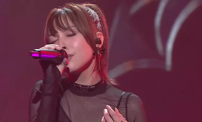 穎喬Ziva以性感透視上衣搭配搖滾造型，重新演繹《酷愛》，Rock爆全場！