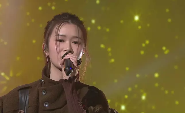 布子殷（布子）選唱《神愛世人》。