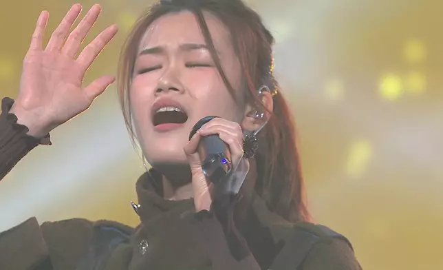 布子殷（布子）選唱《神愛世人》。