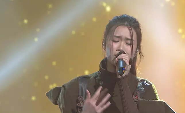 布子殷（布子）選唱《神愛世人》。