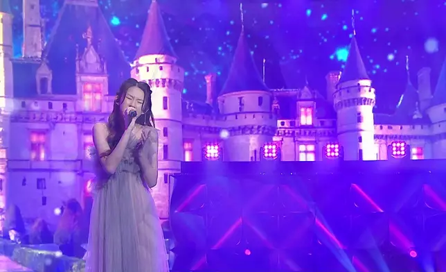 Jasmine則以仙氣紗裙亮相，甜美聲線演繹《夏日傾情》。