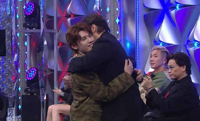 臨別一刻深情擁抱導師譚耀文。