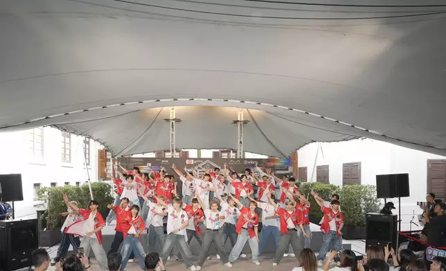 出席的參賽者表演《前傳》