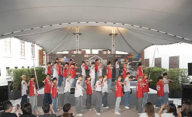 出席的參賽者表演《前傳》