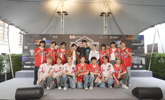 肥仔、Jeremy、Win Win和一齊表演的參賽者合照。