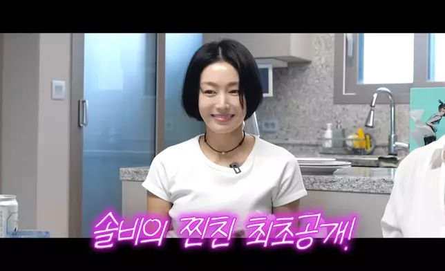 宋怡雨因外型與全智賢相似所以被稱為「小全智賢」。 影片截圖