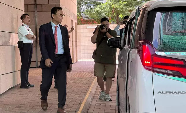 立法會議員陳恒鑌完成作供後乘車離開法院（左二）。巴士的報記者攝