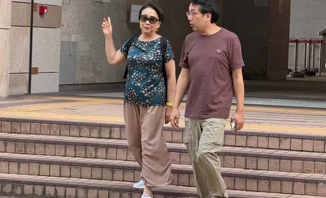 民主黨前主席劉慧卿（左）、民主黨莊榮輝到法院旁聽（右）。巴士的報記者攝