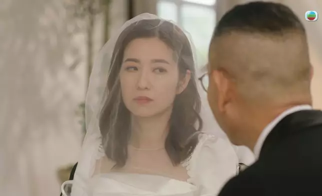 《刑偵12》傅嘉莉同陳自瑤都有唔少經典場面，其中呢幕揭開頭紗後、陳自瑤秒變傅嘉莉嘅場口，兩位女角嘅演出更是相當精彩。