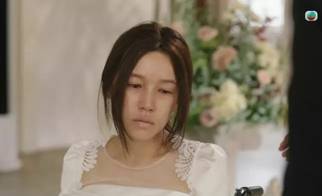 《刑偵12》傅嘉莉同陳自瑤都有唔少經典場面，其中呢幕揭開頭紗後、陳自瑤秒變傅嘉莉嘅場口，兩位女角嘅演出更是相當精彩。