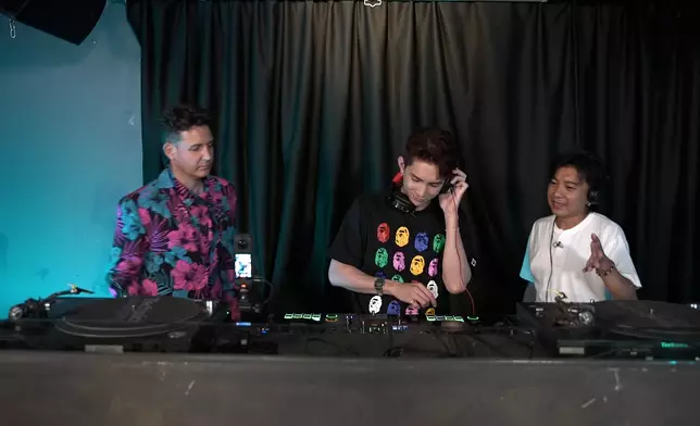 Lokman學習各種DJ 入門技巧。