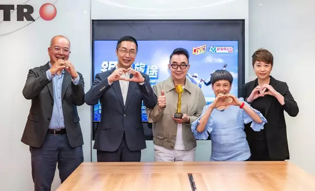 馬浚偉與新城管理層歡迎盧世昌為《銀髮旅途》再度握咪。