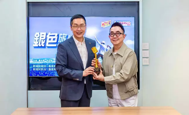 盧世昌接受馬浚偉送贈金咪。