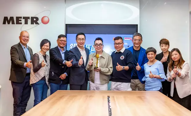 馬浚偉與主持盧世昌、林淑敏；新城管理層及嘉賓們出席新城財經台全新節目《銀髮旅途》發布會。