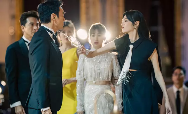 又用酒怒潑鍾鎮濤。