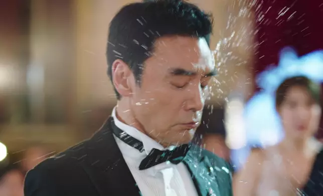 用酒怒潑鍾鎮濤。