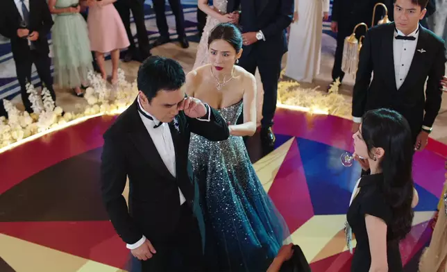 用酒怒潑鍾鎮濤。