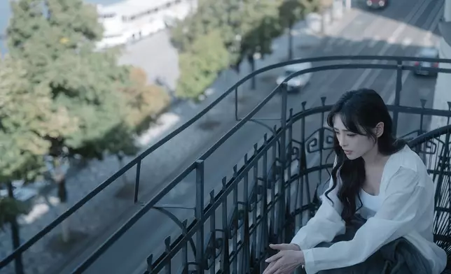 陳楨怡匿埋喺屋企喊，好彩家姐蔣家旻上門安慰。