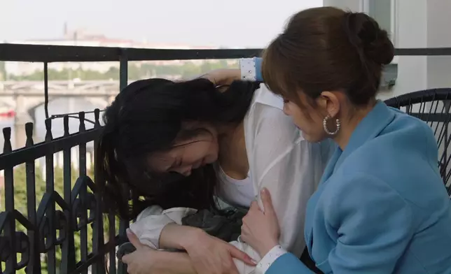 陳楨怡匿埋喺屋企喊，好彩家姐蔣家旻上門安慰。