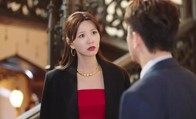 吳若希飾演巴辣坦白王家大嫂，造型相對較為冶艷、除了大Red唇妝容、衣服的顏色亦偏向鮮艷。