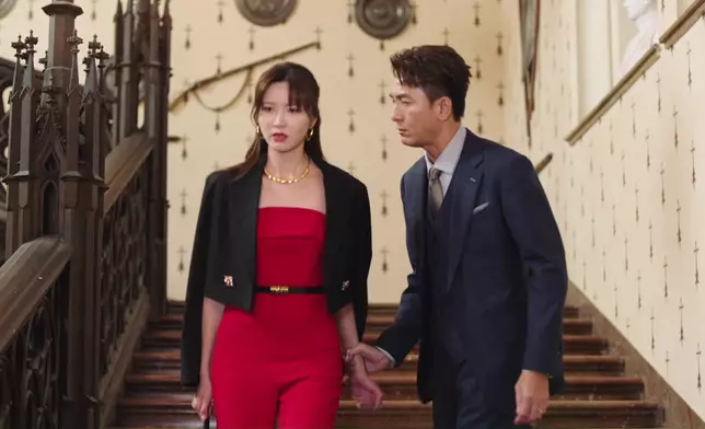 吳若希飾演巴辣坦白王家大嫂，造型相對較為冶艷、除了大Red唇妝容、衣服的顏色亦偏向鮮艷。