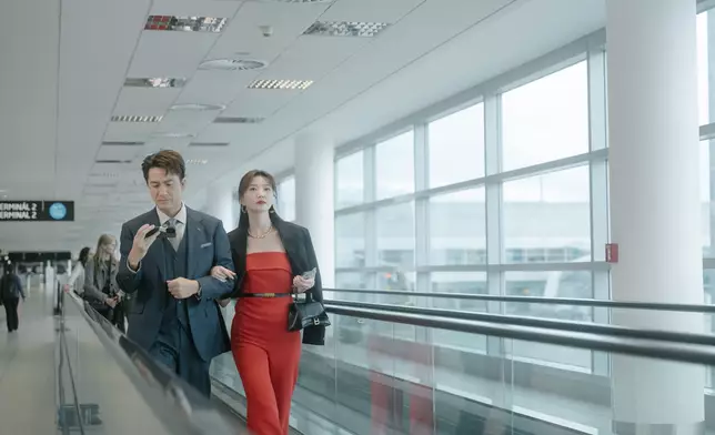 吳若希飾演巴辣坦白王家大嫂，造型相對較為冶艷、除了大Red唇妝容、衣服的顏色亦偏向鮮艷。