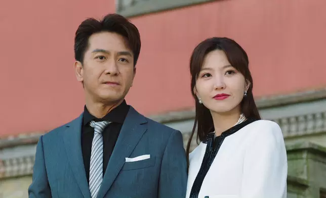 吳若希飾演巴辣坦白王家大嫂，造型相對較為冶艷、除了大Red唇妝容、衣服的顏色亦偏向鮮艷。