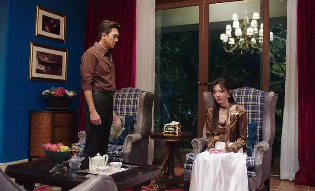 吳若希飾演巴辣坦白王家大嫂，造型相對較為冶艷、除了大Red唇妝容、衣服的顏色亦偏向鮮艷。