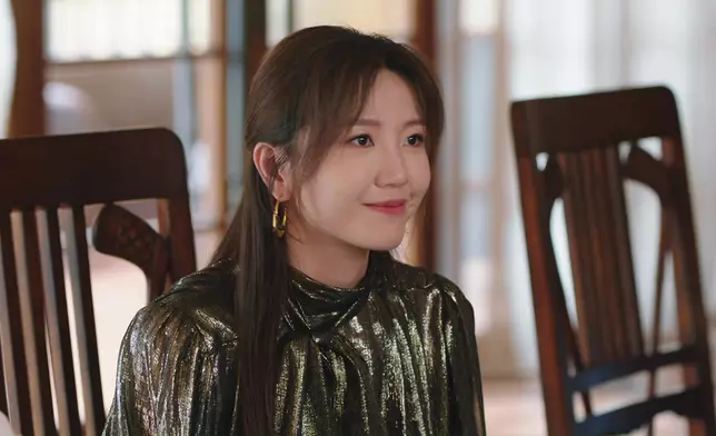 吳若希飾演巴辣坦白王家大嫂，造型相對較為冶艷、除了大Red唇妝容、衣服的顏色亦偏向鮮艷。