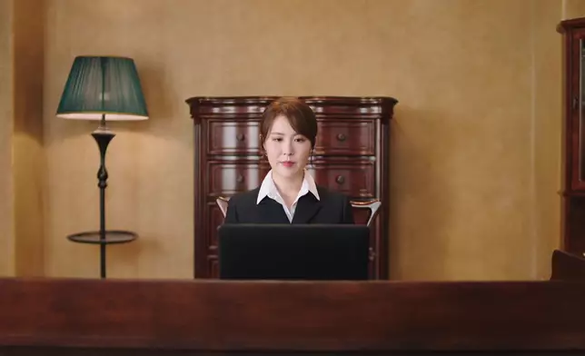 這次轉演知性成熟專業女性的阿Moon，服裝造型相對高貴保守，但仍有不少女性化detailed位去符合其豪門媳婦身份