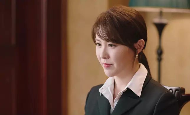 這次轉演知性成熟專業女性的阿Moon，服裝造型相對高貴保守，但仍有不少女性化detailed位去符合其豪門媳婦身份