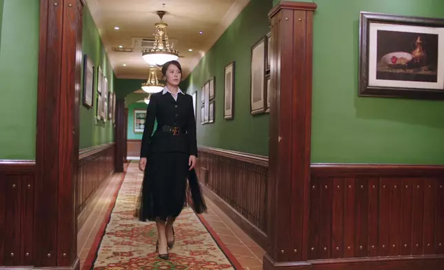 這次轉演知性成熟專業女性的阿Moon，服裝造型相對高貴保守，但仍有不少女性化detailed位去符合其豪門媳婦身份