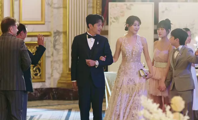 這次轉演知性成熟專業女性的阿Moon，服裝造型相對高貴保守，但仍有不少女性化detailed位去符合其豪門媳婦身份