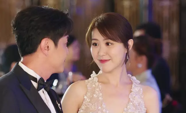 這次轉演知性成熟專業女性的阿Moon，服裝造型相對高貴保守，但仍有不少女性化detailed位去符合其豪門媳婦身份