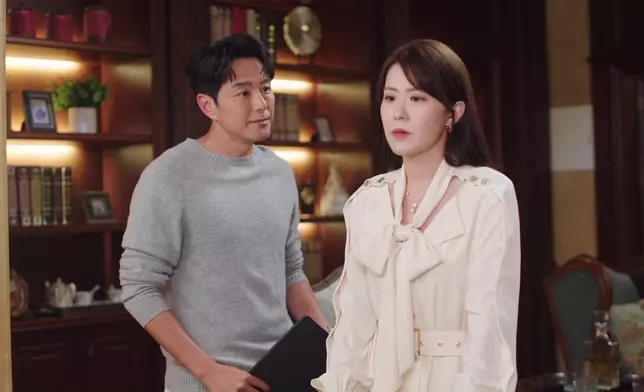 呢個Look，顯得劉佩玥好有女人味。