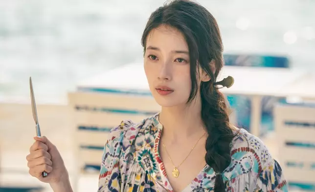 秀智飾演患有社會適應障礙型人格的奇嘉盈。 Netflix 官方X圖片