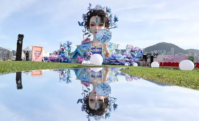 在開幕儀式上亮燈的「香江仙子」巨型花燈燈組，由四個大型花燈組成，主燈「紫霞仙子」高 12.8 米。