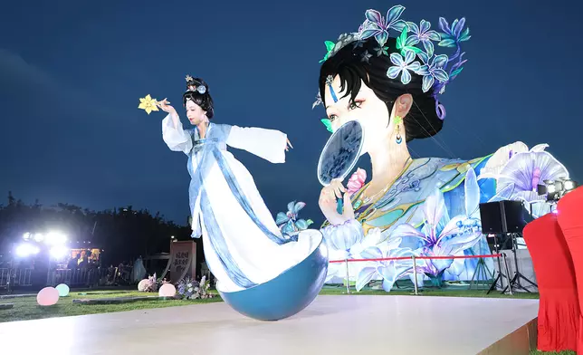 「華服不倒翁」的表演者身著華服，以優雅舞姿在花燈映照下起舞，為觀眾帶來獨特的視覺體驗。 「華服國潮時裝秀」是本次活動的特色環節。