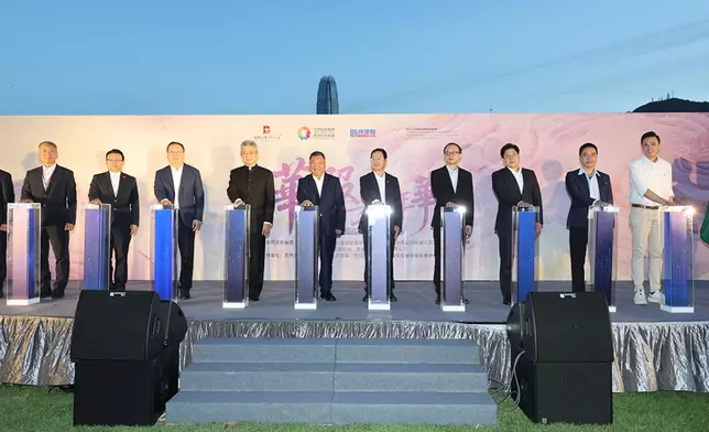 活動主禮嘉賓有（從左至右）：自貢文投盛世絲路會展有限公司董事長曾傑、立法會議員姚柏良、民建聯副主席陳勇、香港中國企業協會副會長兼總裁于曉、香港文化體育及旅遊局副局長劉震、紫荊文化集團董事長許正中、中國旅遊集團總經理范雲軍、香港中聯辦宣文部副部長林枬、香港文化藝術界國慶籌委會秘書長、立法會議員霍啟剛、香港民政事務總署油尖旺民政事務處專員余健強、立法會議員梁文廣、活動代言人朱茵。