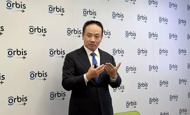 伍立祺醫生指長時間用手機有機會加劇眼睛退化。